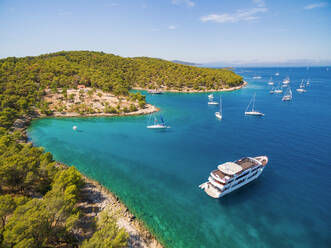 aerial-view-of-boats-moored-in-adriatic-sea-off-the-coast-of-croatia-AAEF04212.jpg